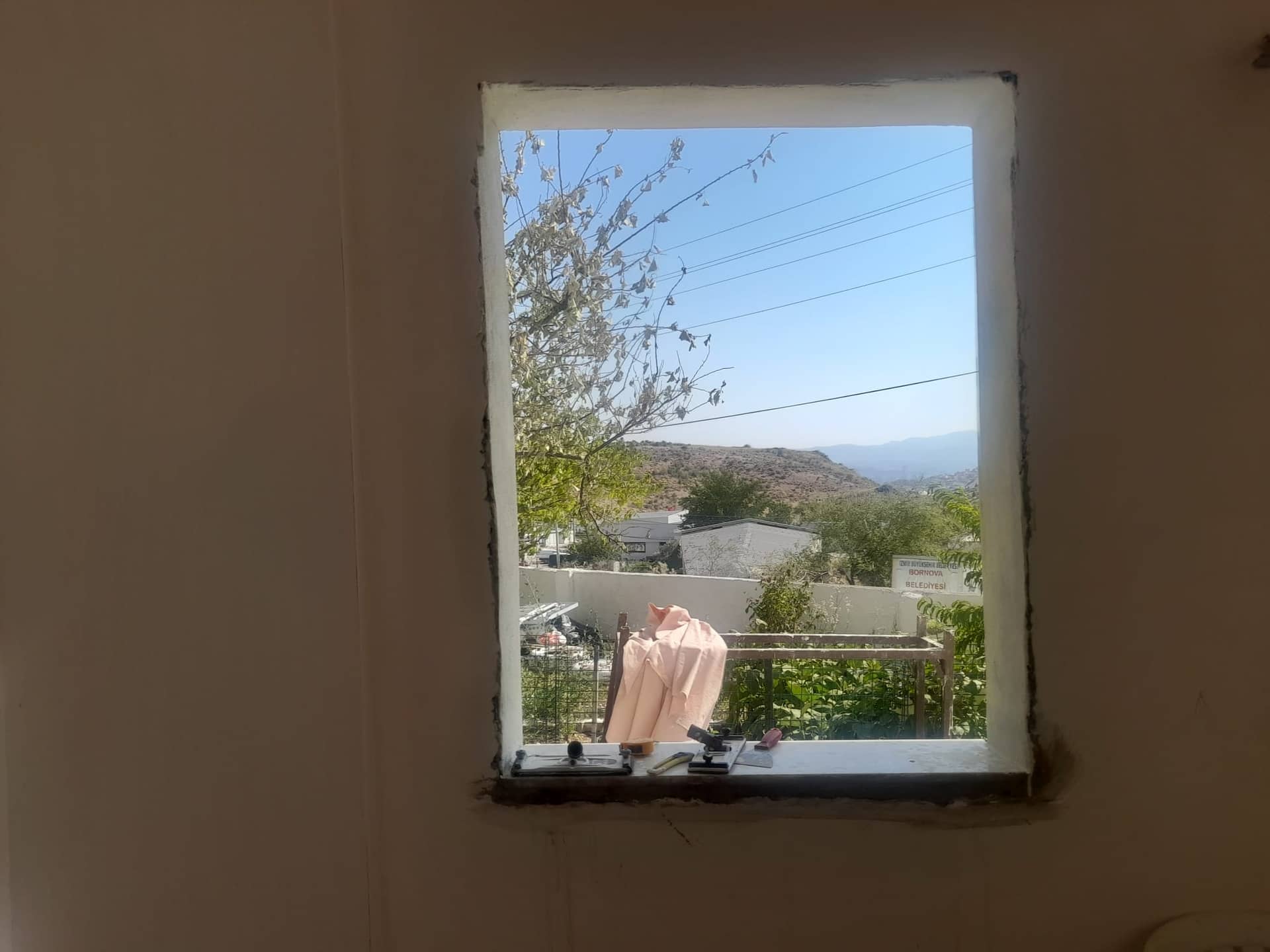 İzmir yeni yapı — pimapen montajı öncesi pencere boşluğu (2)